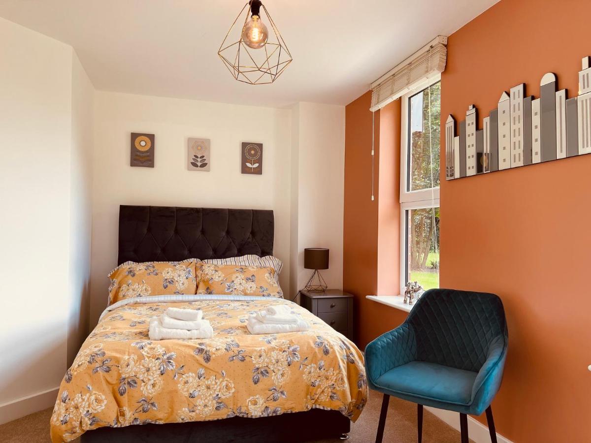 Cheerful 2-Bed Townhouse In Wakefield With Parking Villa Exterior photo